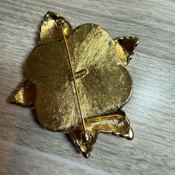 Vintage Monet Dogwood Flower Brooch – Frosted Glass & Gold Tone Leaves - Picture 4 of 5